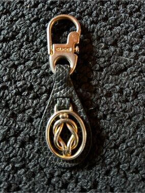 Vintage Gucci Black Leather Key Holder with Gold-Tone Logo